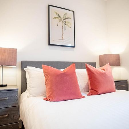 Two Bed Flat With Wrap Around Terrace Near Legoland, Windsor, Tube Station Lejlighed Slough Eksteriør billede