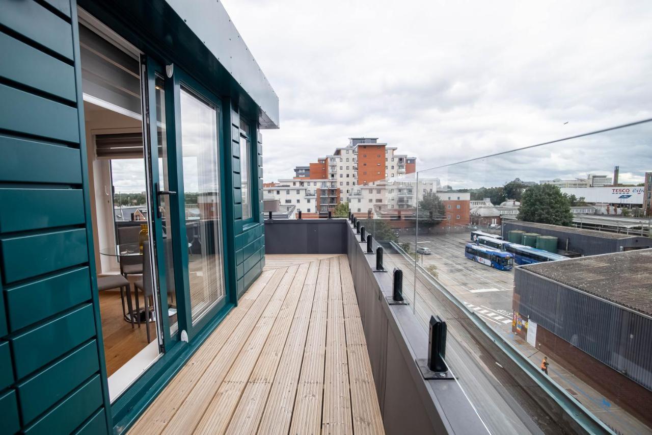 Two Bed Flat With Wrap Around Terrace Near Legoland, Windsor, Tube Station Lejlighed Slough Eksteriør billede
