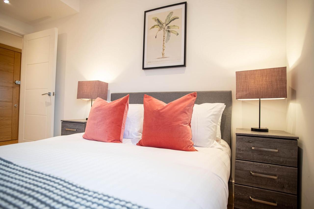 Two Bed Flat With Wrap Around Terrace Near Legoland, Windsor, Tube Station Lejlighed Slough Eksteriør billede