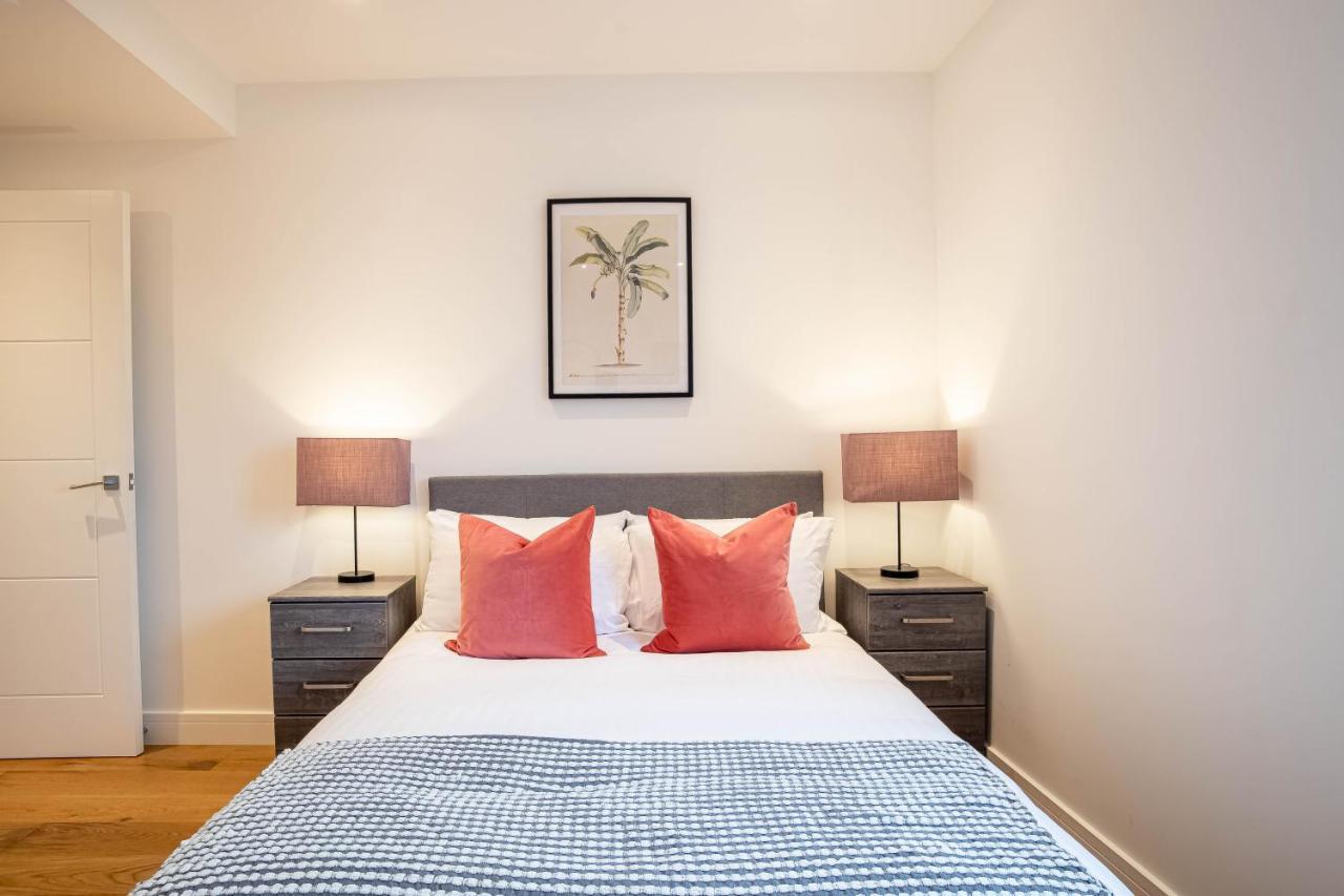 Two Bed Flat With Wrap Around Terrace Near Legoland, Windsor, Tube Station Lejlighed Slough Eksteriør billede