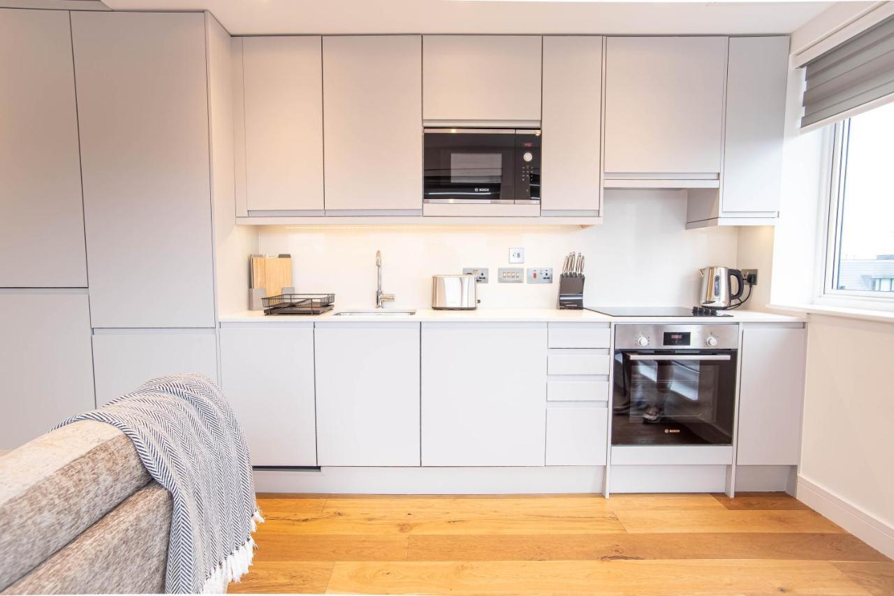 Two Bed Flat With Wrap Around Terrace Near Legoland, Windsor, Tube Station Lejlighed Slough Eksteriør billede
