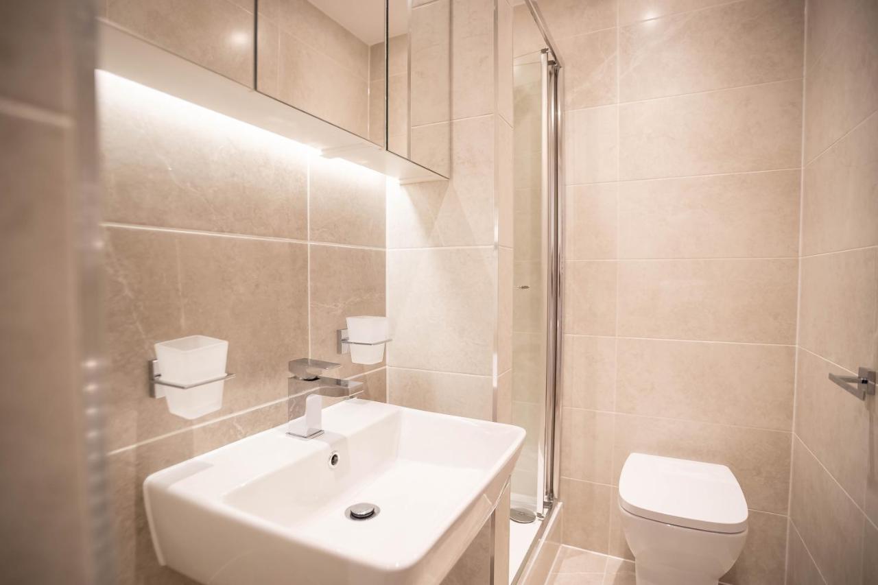 Two Bed Flat With Wrap Around Terrace Near Legoland, Windsor, Tube Station Lejlighed Slough Eksteriør billede